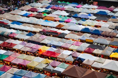 Colorful gece tren pazarı Ratchada, Bangkok, Tayland