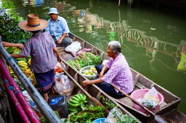 Thainland 'da yüzen pazarda taze ürünler satılıyor