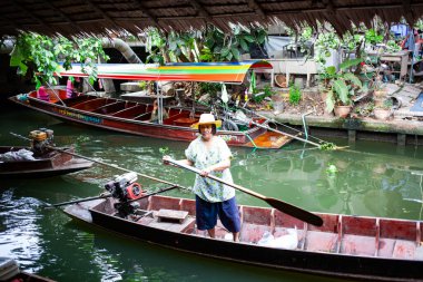 BANGKOK, THAILAND FEBRUARY 2019 Taze ürünleri Thainland 'da yüzer pazarda satan satıcılar