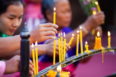 CHIANG MAI THAILANDAN 19 Şubat 2019: Budist tapınağında namaz kılan insanlar