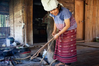 CHIANG MAI THAILANDAN - Şubat 2019: tepe kabilesindeki kadın mallarını Chiangmai, Tayland yakınlarındaki Baan Tong Luang eko köyünde satıyor.
