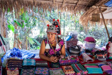 CHIANG MAI THAILANDAN - Şubat 2019: tepe kabilesindeki kadın mallarını Chiangmai, Tayland yakınlarındaki Baan Tong Luang eko köyünde satıyor.
