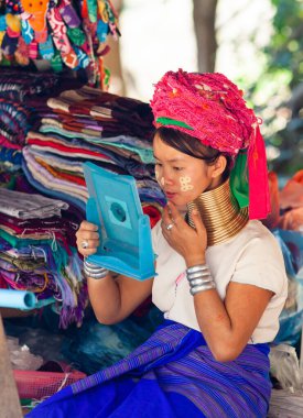 CHIANG MAI THAILANDAN - Şubat 2019: tepe kabilesinden Karen denen kadın mallarını Chiangmai, Tayland yakınlarındaki Baan Tong Luang eko köyünde satıyor.