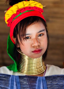 CHIANG MAI THAILANDAN - Şubat 2019: tepe kabilesinden Karen denen kadın mallarını Chiangmai, Tayland yakınlarındaki Baan Tong Luang eko köyünde satıyor.