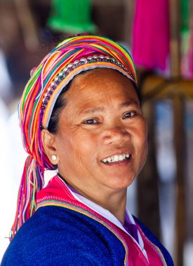 CHIANG MAI THAILANDAN - Şubat 2019: tepe kabilesindeki kadın mallarını Chiangmai, Tayland yakınlarındaki Baan Tong Luang eko köyünde satıyor.