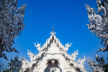 CHIANG RAI, THAILAND - Şubat 2019: Wat Rong Khun Tayland, Chiang Rai 'deki ünlü Beyaz Tapınak