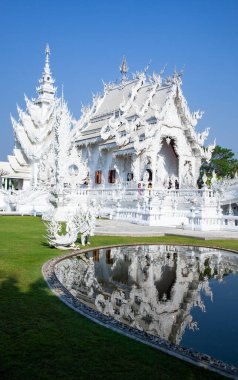 CHIANG RAI, THAILAND - Şubat 2019: Wat Rong Khun Tayland, Chiang Rai 'deki ünlü Beyaz Tapınak
