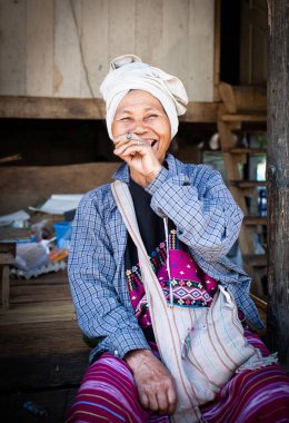 CHIANG MAI THAILANDAN - Şubat 2019: tepe kabilesindeki kadın mallarını Chiangmai, Tayland yakınlarındaki Baan Tong Luang eko köyünde satıyor.