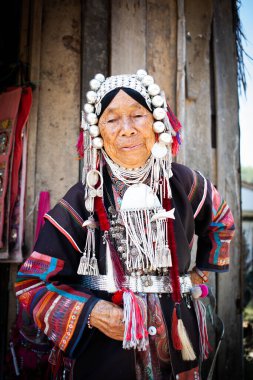 CHIANG MAI THAILANDAN - Şubat 2019: tepe kabilesindeki kadın mallarını Chiangmai, Tayland yakınlarındaki Baan Tong Luang eko köyünde satıyor.