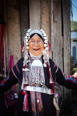 CHIANG MAI THAILANDAN - Şubat 2019: tepe kabilesindeki kadın mallarını Chiangmai, Tayland yakınlarındaki Baan Tong Luang eko köyünde satıyor.