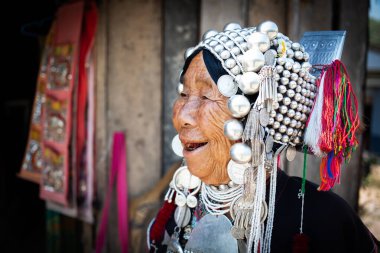 CHIANG MAI THAILANDAN - Şubat 2019: tepe kabilesindeki kadın mallarını Chiangmai, Tayland yakınlarındaki Baan Tong Luang eko köyünde satıyor.