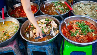 Lezzetli taze Thai sokak yemekleri.