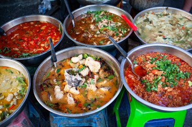 Lezzetli taze Thai sokak yemekleri.