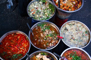 Lezzetli taze Thai sokak yemekleri.