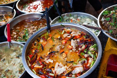 Lezzetli taze Thai sokak yemekleri.