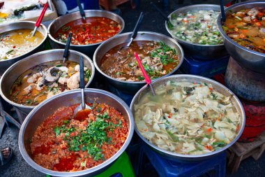 Lezzetli taze Thai sokak yemekleri.