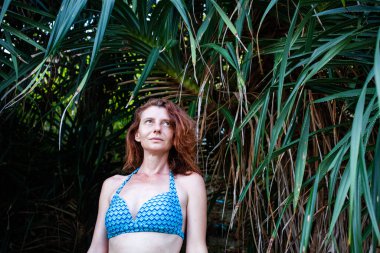 Tayland 'da tropik bir plajda bir kadın.