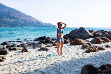 Tayland 'da tropik bir plajda bir kadın.