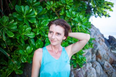 Tayland 'da tropik bir plajda bir kadın.