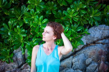 Tayland 'da tropik bir plajda bir kadın.