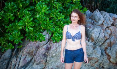 Tayland 'da tropik bir plajda bir kadın.