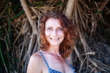 Tayland 'da tropik bir plajda bir kadın.