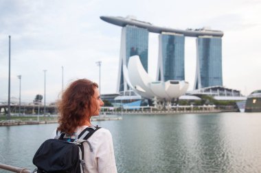 Singapur 'daki kadın turist marinada.