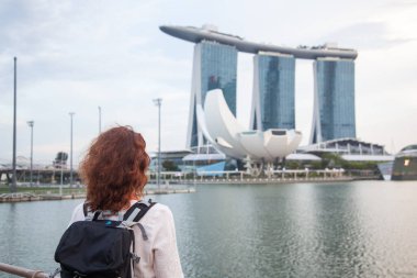 Singapur 'daki kadın turist marinada.