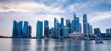 Alacakaranlıkta Marina 'da Singapur silueti