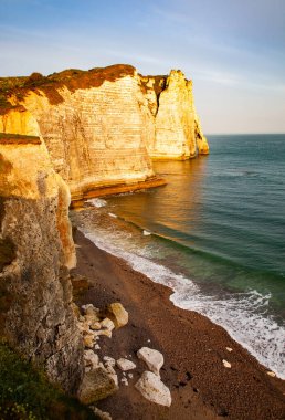 Falaise d 'Aval boyunca uzanan kıyı manzarası Etretat köyünün ünlü beyaz uçurumları