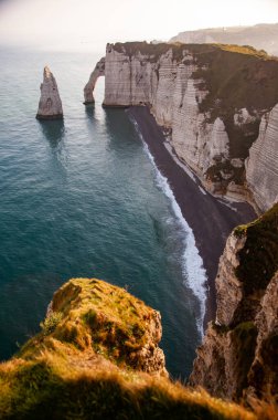 Falaise d 'Aval boyunca uzanan kıyı manzarası Etretat köyünün ünlü beyaz uçurumları