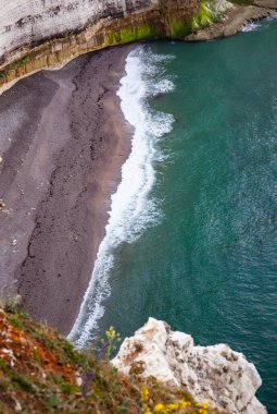 Falaise d 'Aval boyunca uzanan kıyı manzarası Etretat köyünün ünlü beyaz uçurumları