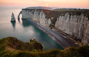 Falaise d 'Aval boyunca uzanan kıyı manzarası Etretat köyünün ünlü beyaz uçurumları