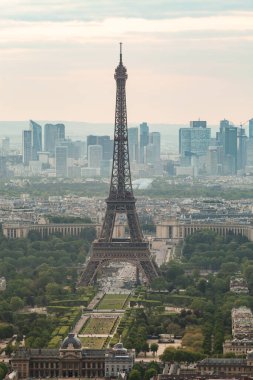 Paris, Fransa 'da gün batımında Eyfel Kulesi ile gökyüzü
