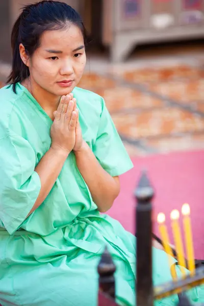 Chiang Mai Thailand Fevereiro 2019 Pessoas Orando Templo Budista — Fotografia de Stock
