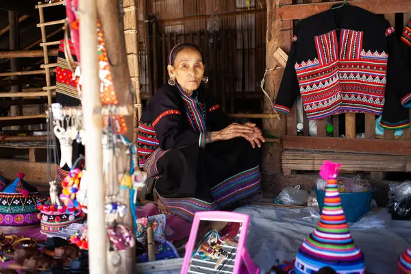 CHIANG MAI THAILANDAN - Şubat 2019: tepe kabilesindeki kadın mallarını Chiangmai, Tayland yakınlarındaki Baan Tong Luang eko köyünde satıyor.