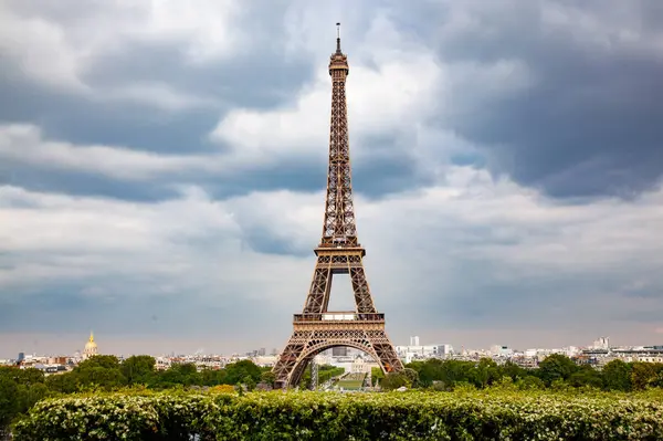 巴黎的天际线与埃菲尔铁塔在日落时分在法国巴黎 — 图库照片