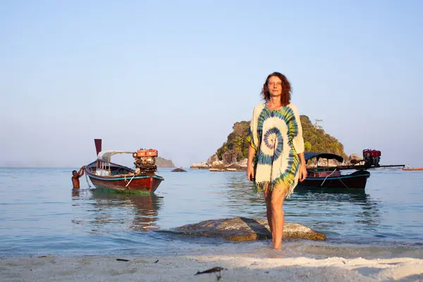 Mujer Una Playa Tropical Tailandia Imagen de archivo