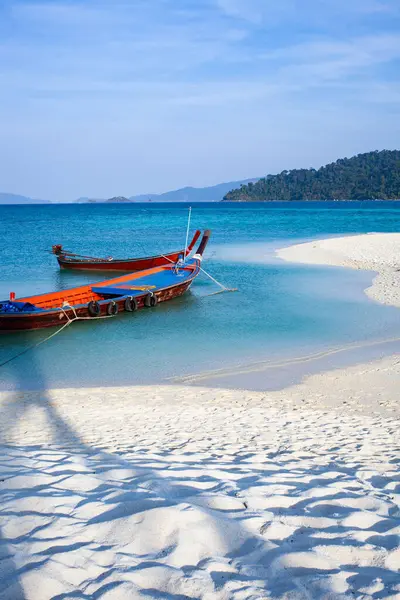 Mooi Tropisch Strand Thailand Rechtenvrije Stockafbeeldingen