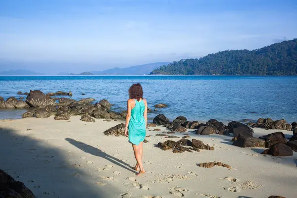 Женщина Тропическом Пляже Таиланде Лицензионные Стоковые Фото