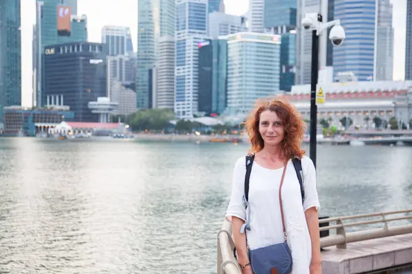 Vrouw Toerist Singapore Door Jachthaven Stockfoto