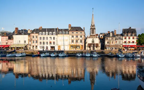 Honfleur Frankrijk May4 2018 Waterkant Reflectie Van Traditionele Huizen Honfleur Stockfoto