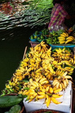 Thainland 'da yüzen pazarda taze ürünler satılıyor