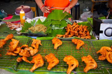 Lezzetli taze Thai sokak yemekleri.