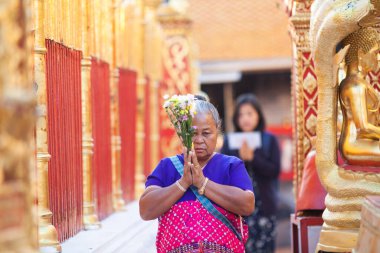 CHIANG MAI THAILANDAN 19 Şubat 2019: Budist tapınağında namaz kılan insanlar