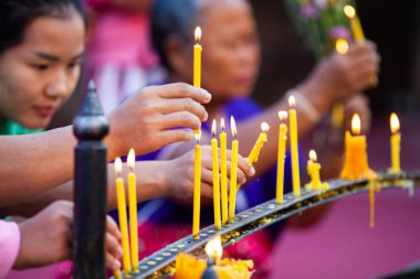 CHIANG MAI THAILANDAN 19 Şubat 2019: Budist tapınağında namaz kılan insanlar