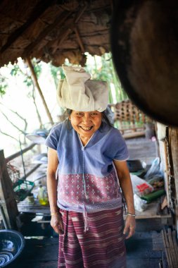 CHIANG MAI THAILANDAN - Şubat 2019: tepe kabilesindeki kadın mallarını Chiangmai, Tayland yakınlarındaki Baan Tong Luang eko köyünde satıyor.