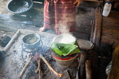 CHIANG MAI THAILANDAN - Şubat 2019: tepe kabilesindeki kadın mallarını Chiangmai, Tayland yakınlarındaki Baan Tong Luang eko köyünde satıyor.