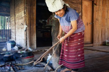 CHIANG MAI THAILANDAN - Şubat 2019: tepe kabilesindeki kadın mallarını Chiangmai, Tayland yakınlarındaki Baan Tong Luang eko köyünde satıyor.
