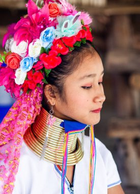 CHIANG MAI THAILANDAN - Şubat 2019: tepe kabilesinden Karen denen kadın mallarını Chiangmai, Tayland yakınlarındaki Baan Tong Luang eko köyünde satıyor.